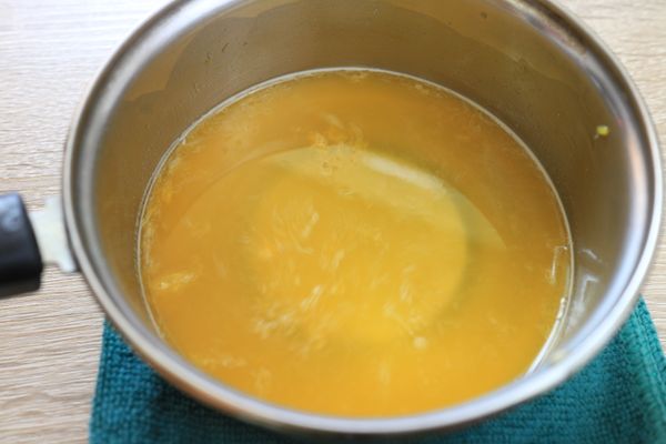 吉利丁橘子汁加入糖，以小火邊攪拌邊加熱，一樣是微熱即可，最後再加入檸檬汁；冷卻後再以湯匙澆上橘子瓣，送入冰箱冷藏1小時或到隔天都沒問題。