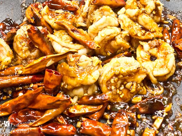 加入蝦仁及醬汁一起拌炒均勻入味