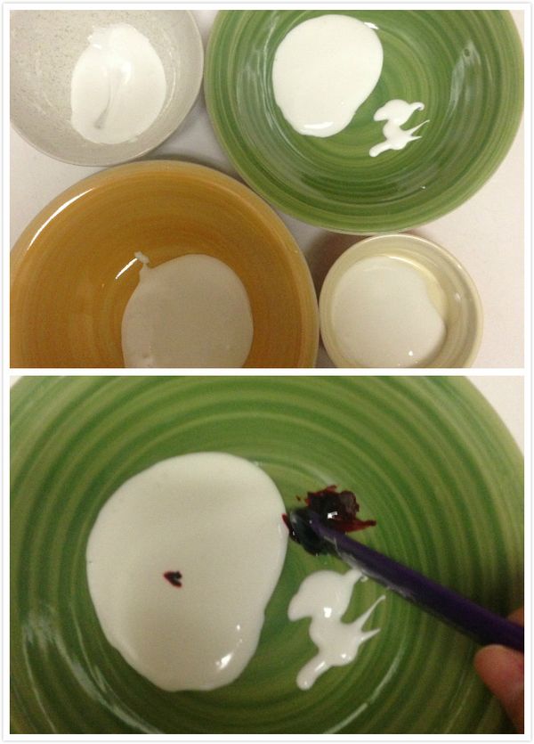 將餅乾和白色硬式糖霜做好後，因為我春聯餅乾想用紅色硬式糖霜畫外圍+黑色軟式糖霜寫黑字+紅色軟式糖霜打紅底+白色軟式糖霜做外框圓點，所以我將這硬式糖霜分裝成4碗 (如圖1)。

在加入紅/黑色食用色素時，可用筷子尖端慢慢點入，避免一次倒太多 (如圖2)。
