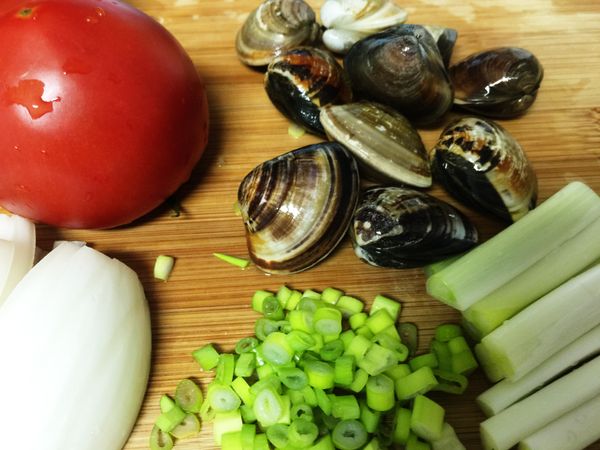 牛蕃茄劃十字用滾水川燙，沖冷水後去皮、切丁；蔥白切段、蔥綠切末、洋蔥切片