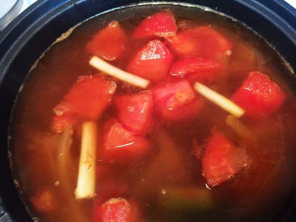 加入罐頭高湯1/2罐及清水，煮到滾(如果想多喝湯就水多加一些)