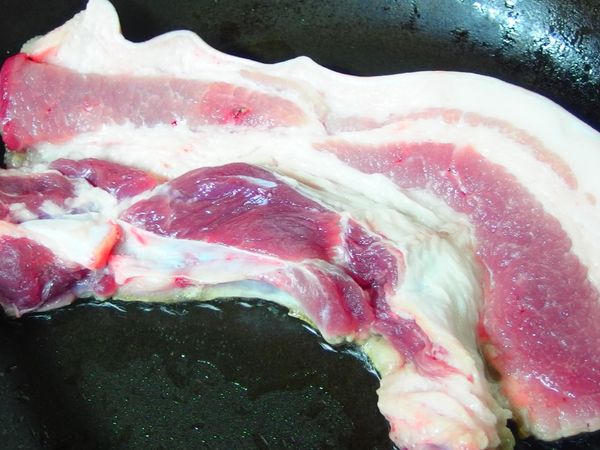 五花肉一條~厚約 1.5cm~洗淨擦乾水份~放入乾鍋小小小慢煎至二面金黃~小小火慢慢的煎~放下去都不要去動他~了再翻面就好~五花肉會出很多油~小心別噴到了~