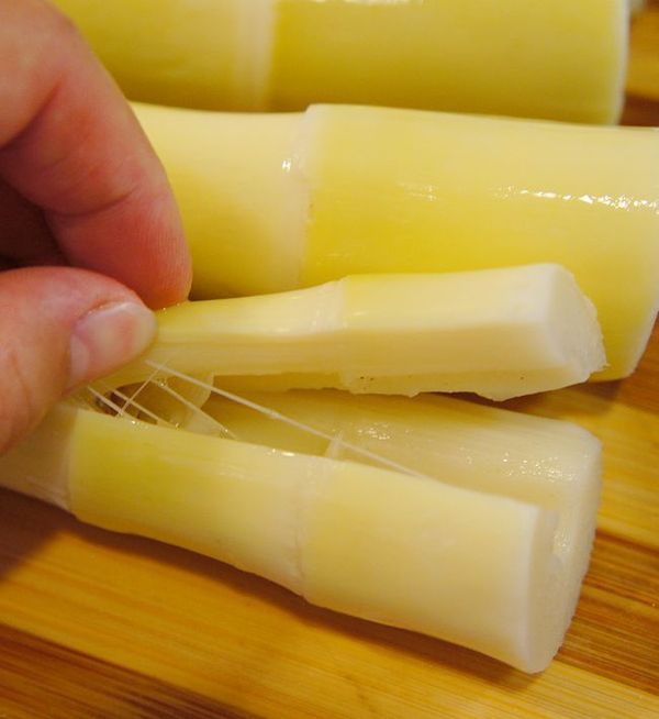 用手將桂竹筍撕成細條