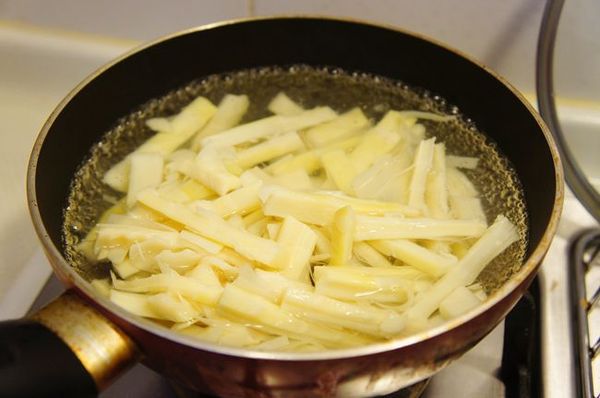 切成8公分大小後用水川燙一下撈起