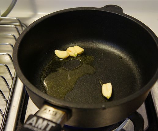 用少許油炒香蒜頭