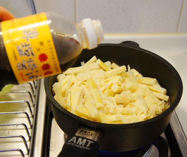 放入桂竹筍，加入醬油、冰糖、紹酒燉煮