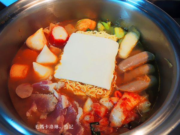 湯滾之後放入喜歡的火鍋料(肉片、德式香腸、丸子…)、泡菜、泡麵上加一片起司。待所有食材熟成即可食用。