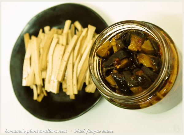 將小豆乾逐一切成細條狀後，放置於一旁備用。