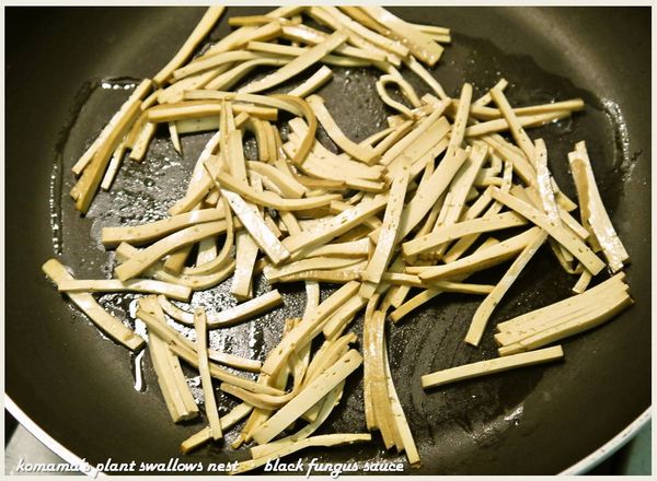 取一平底鍋，熱鍋後放入橄欖油，再放入豆乾，翻炒片刻。