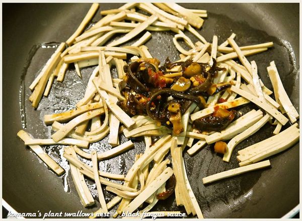 最後適量放入紅椒麻辣黑菇醬一同翻炒片刻，即可起鍋。