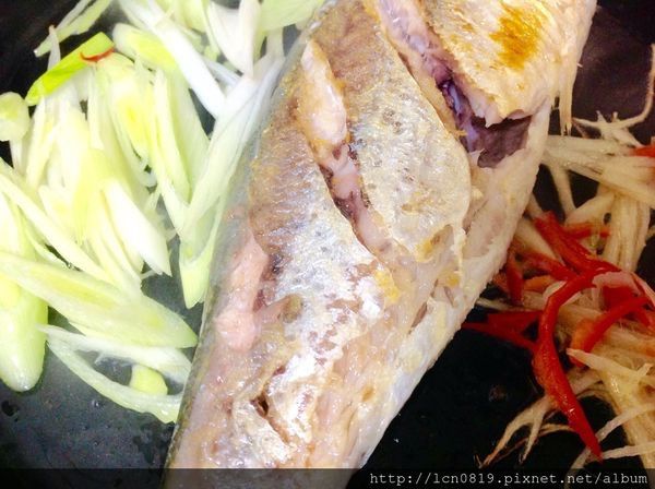 爆香薑、蒜白、辣椒