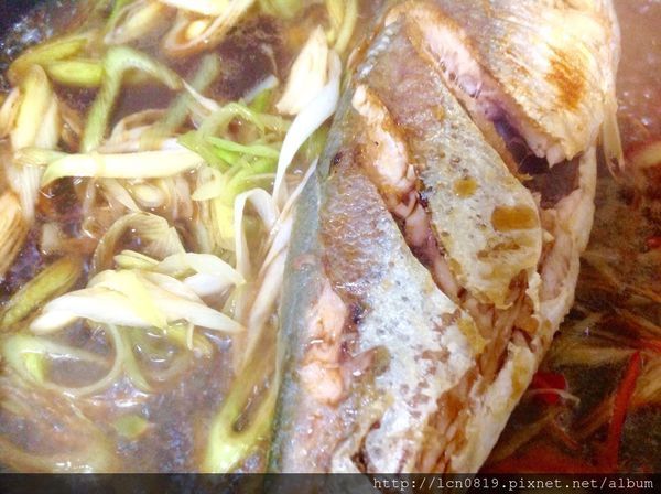 加入米酒、壽喜燒醬、糖、水，燒煮入味