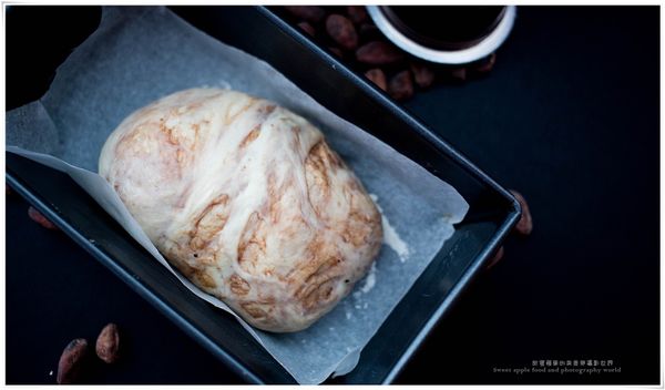 將放酵好之麵糰取出，輕按四五下《排氣》做型