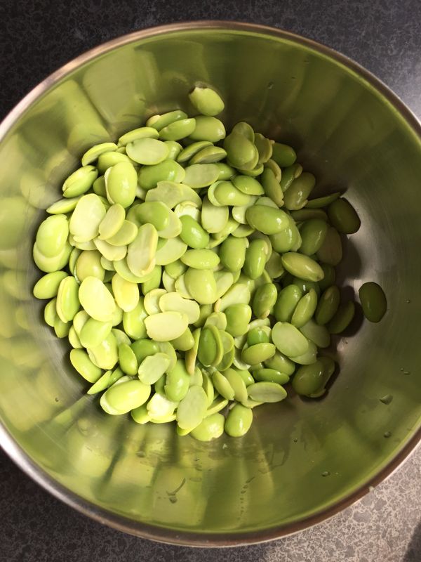 毛豆川燙去皮備用