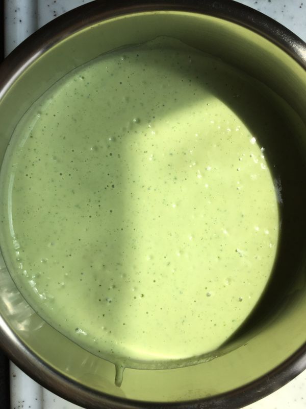 將毛豆,雞蛋豆腐,香菜葉與雞高湯放調理機一同打碎成濃湯狀