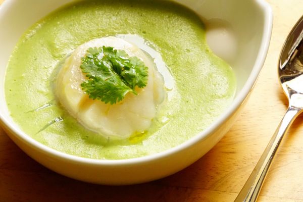 將醬汁盛入小容器內,擺上干貝,再裝飾一片香菜葉就完成了!