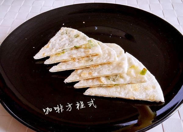 麵糰壓平桿圓就可下鍋煎了