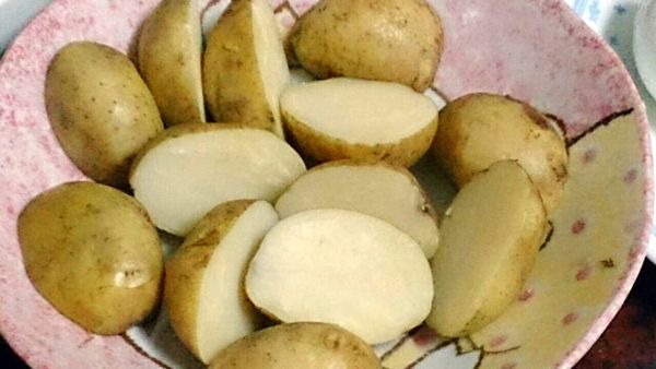 馬鈴薯對切（若較大顆可再切薄點容易熟）
內鍋不放水，外鍋2杯水，蒸熟去皮。