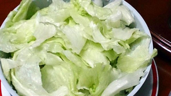 美生菜洗淨泡冰水10分鐘，撈到瀝乾水分撕小塊