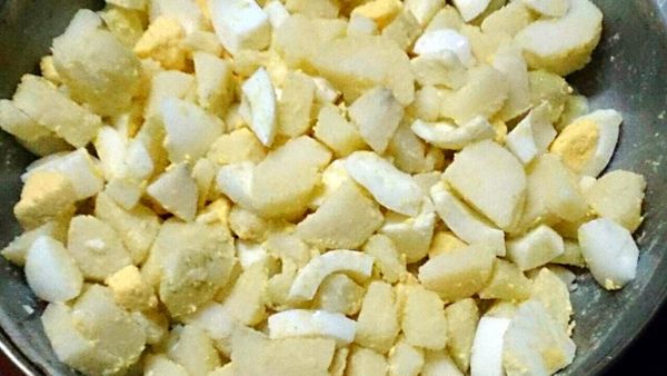 將切好的馬鈴薯和蛋加些許塩巴拌一拌