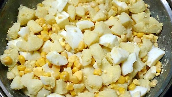 倒入玉米粒拌均