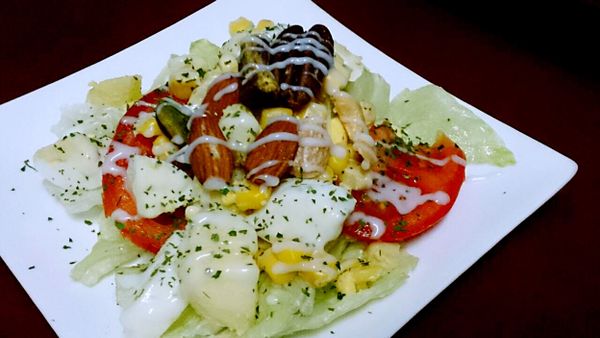 依序擺上生菜丶蕃茄、拌好的馬鈴薯蛋玉米、放上綜合堅果再擠些沙拉醬就完成了！