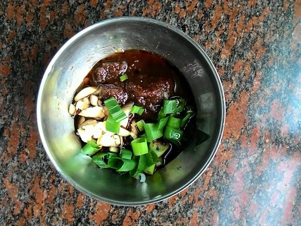 這道菜ㄉ靈魂角色就是這一味啦!!!!
蔥切末、蒜切末、沙茶、醬油拌勻即可