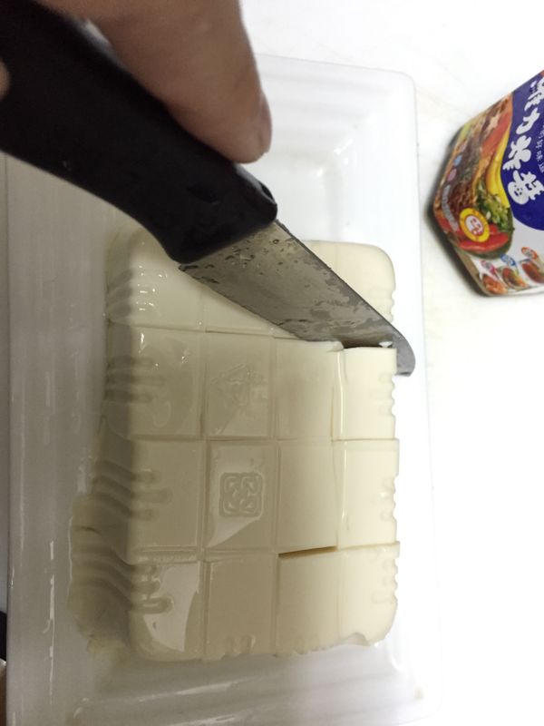 將豆腐切塊