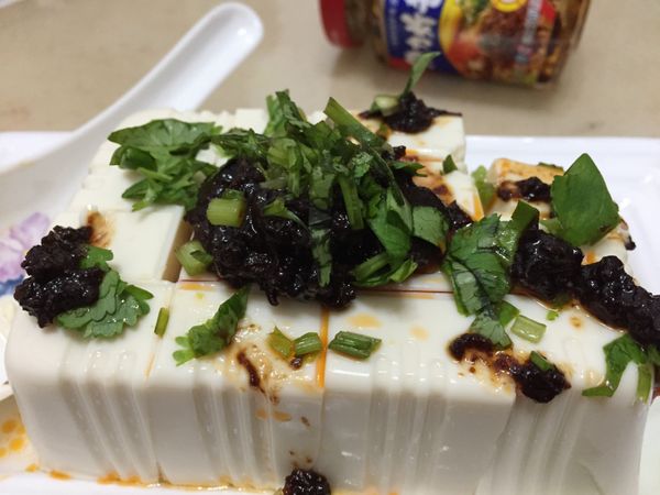 炸醬兩匙放在豆腐上面再加上少許香菜即完成！