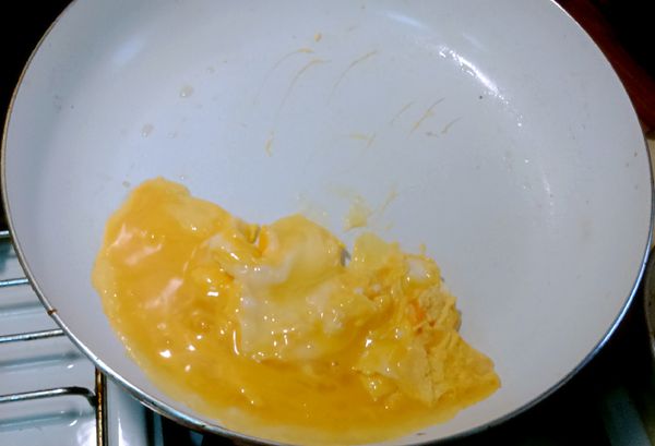 我的習慣是先用大火熱鍋, 抹上少許油,蛋打勻後倒入鍋中後馬上關火,利用餘溫將蛋定型,這樣的蛋不會過熟而且很軟嫩