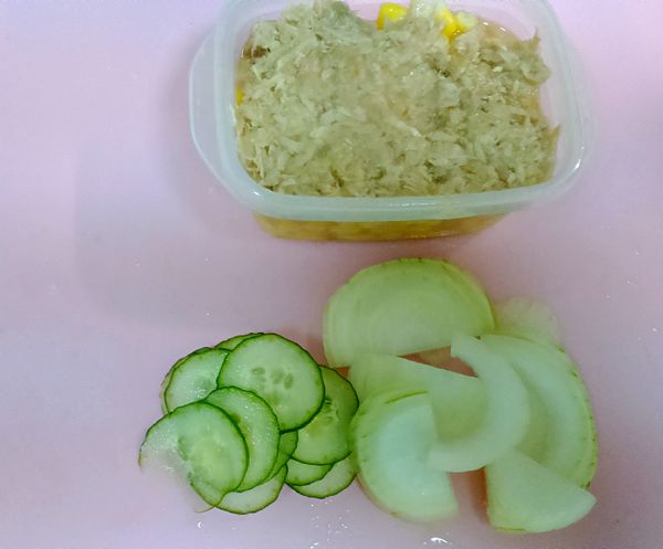 鮪魚沙拉做法~將半罐鮪魚和玉米粒,小黃瓜切片和洋蔥切碎,拌入美乃滋和黑胡椒及少許鹽巴拌勻即可