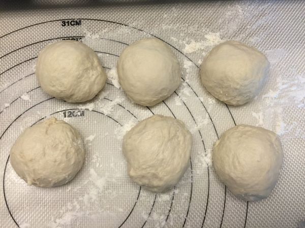 麵糰分割成6個，整形成圓形，收口朝下