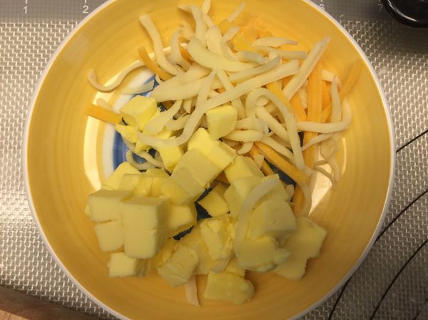 準備冰的無鹽奶油，切小丁及市售焗烤用起司絲備用