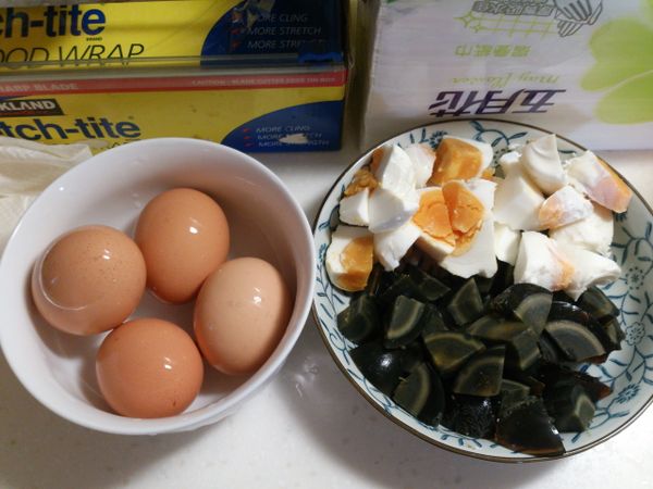 將皮蛋放入中小火滾水10分鐘後冷卻，並與鹹鴨蛋剝殼後切丁(大小依照個人喜好)。