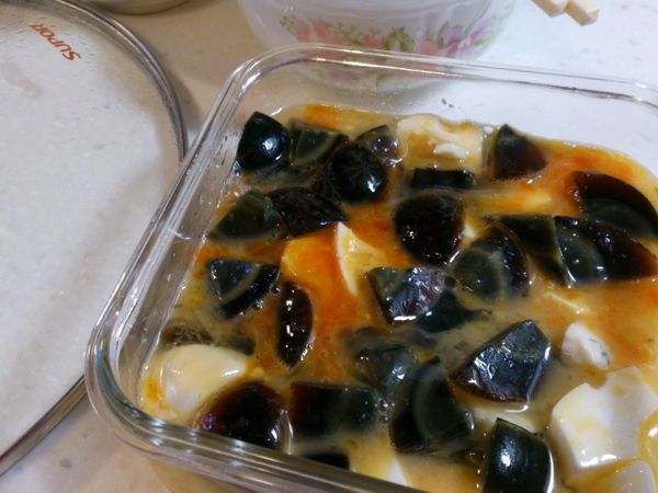 將蛋白加入些許鹽與糖，太白粉則與鮮奶拌勻後倒入。