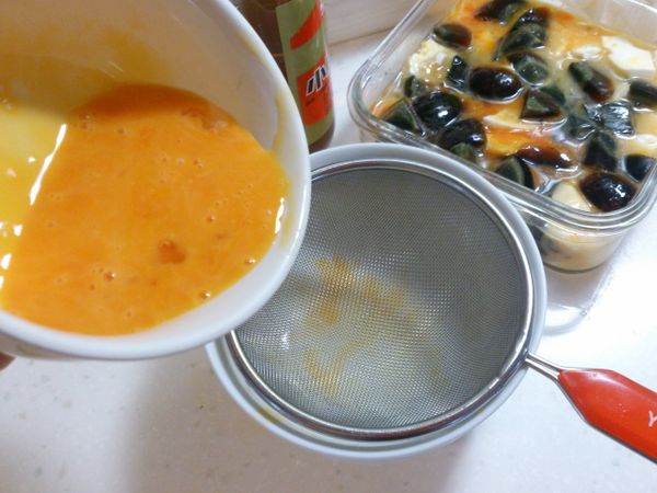 將蛋黃液過濾1~2次，會更滑順綿密。