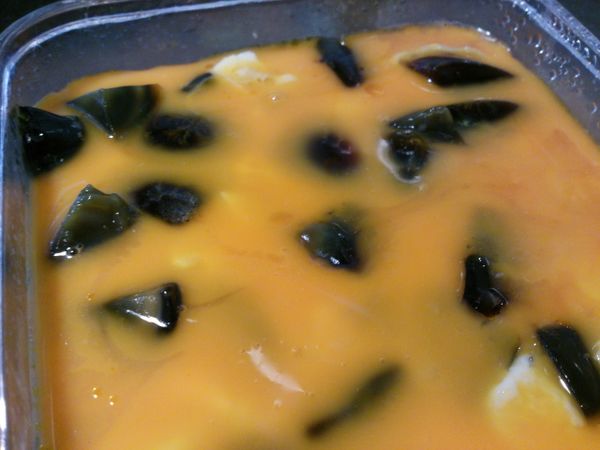 蛋黃液均勻淋在瓦斯爐上的半成品。