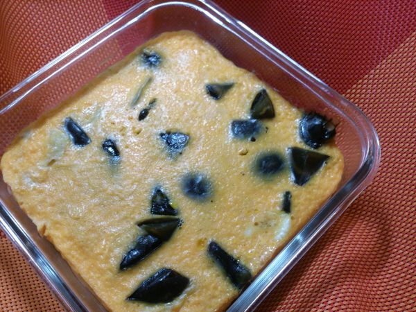 再烹煮10分鐘後將成品取出，冷卻後上層黃色蛋液較為明顯鮮豔(p.s冷卻後也較好扣出且不破壞外觀)。