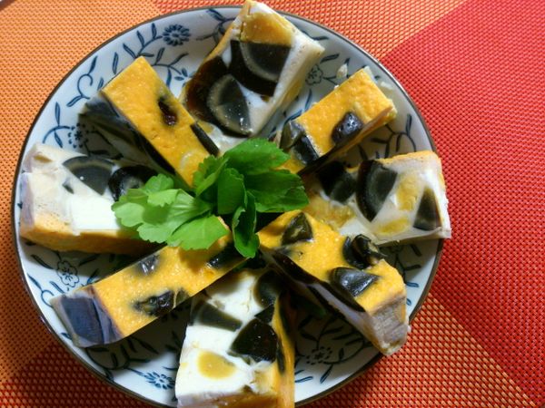 將成品冷藏，用餐前切塊擺盤後就可以享用囉!(可冷藏2~3天)。