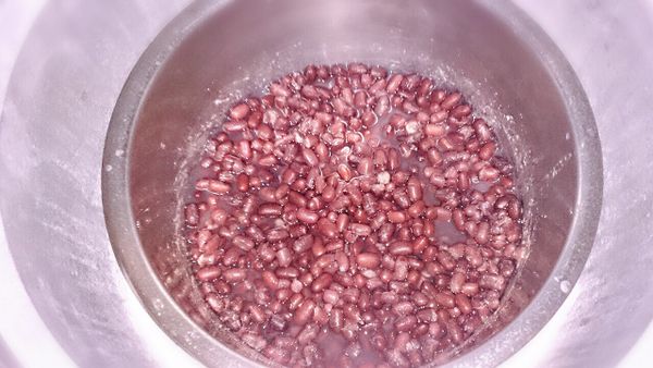 餡料1：將紅豆煮軟（我是用煮紅豆水撈起來的紅豆）再用電鍋煮2次，內鍋的水大約加到和紅豆平即可，外鍋用2杯水。