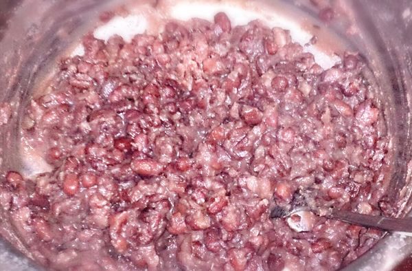 紅豆煮軟趁熱加糖（依個人口味調整甜度）紅豆不要全部押泥留一些顆粒吃起來較有口感。