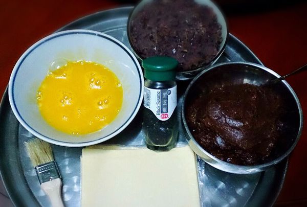 準備好蛋黃液、起酥皮、黑芝麻（因為有2種口味要分辯用）