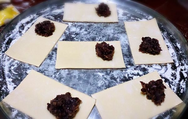 擺上適量的餡料（太多會爆開，太少吃起來沒有口感，請自行斟酌）