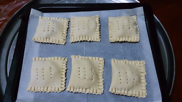 用叉子在上面戳幾個洞