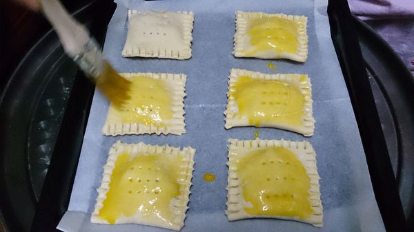 塗上蛋黃（我是紅豆口味的灑些黑芝麻做辯識）