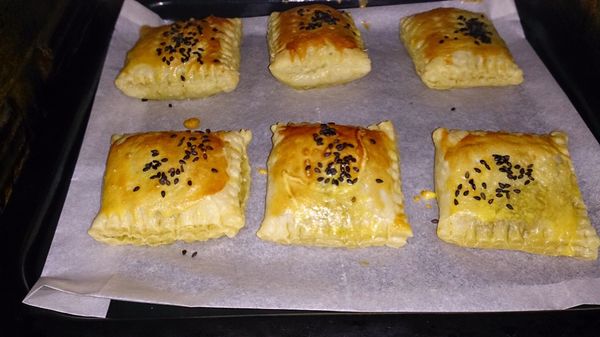 烤好的酥皮漲成金黃色就完成了，趁熱吃吧！放涼口感也不鐠。