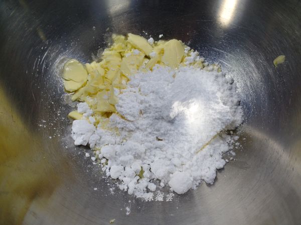 無鹽奶油和糖粉以打蛋器打至融合