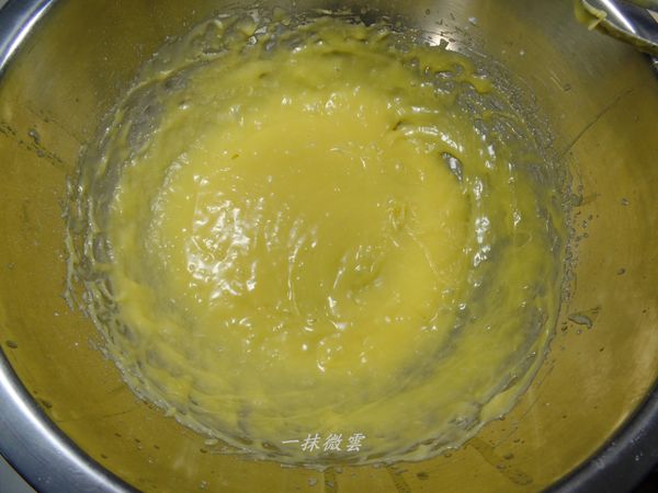 再分次加入全蛋，攪拌至完全融合再加另一個