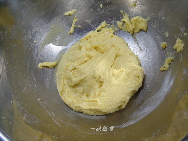 加入奶粉和麵粉攪勻