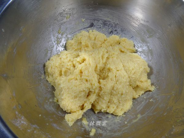 最後加入椰子粉，攪勻後分成小份量壓扁入烤箱以上下150℃烤35分鐘